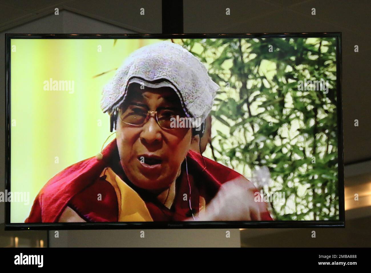 Dalai Lama en Hamburgo con Kongress 'Achtsamkeit' Videoleinwand Foto de stock