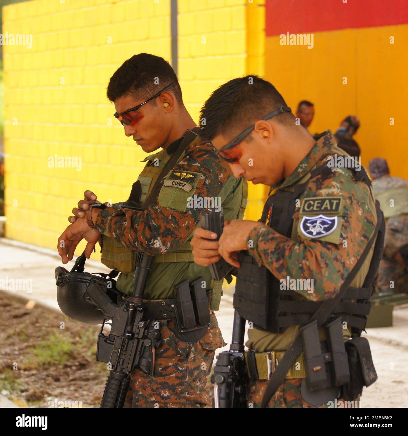 LA VENTA, Honduras Miembros del equipo de espera de El Salvador
