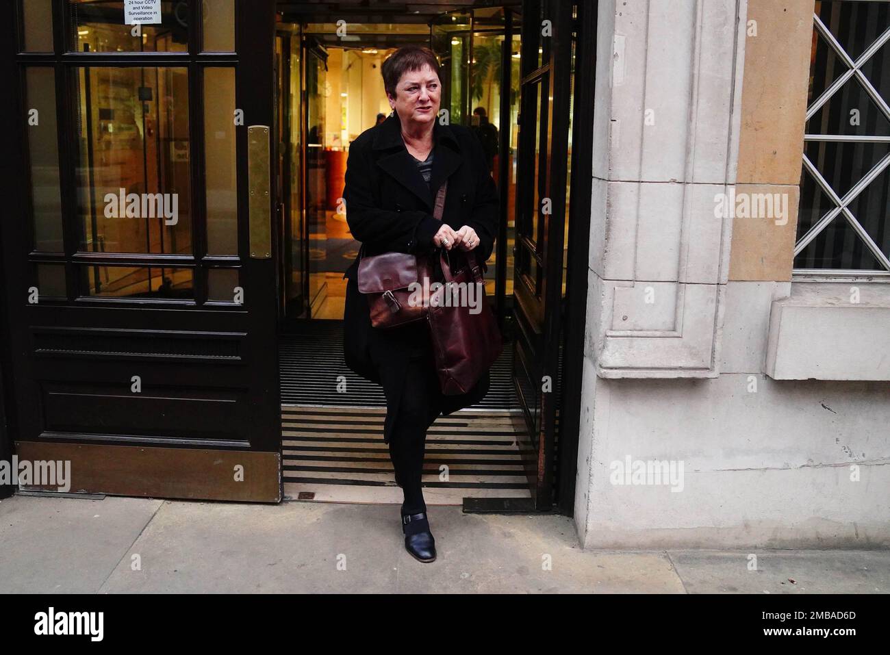 Mary Bousted, Secretaria General Conjunta del Sindicato Nacional de Educación, abandonando el Departamento de Educación (DfE) en Westminster, donde los líderes sindicales se reúnen con funcionarios del DfE para conversar en un intento por evitar huelgas de maestros. Fecha de la fotografía: Viernes 20 de enero de 2023. Foto de stock