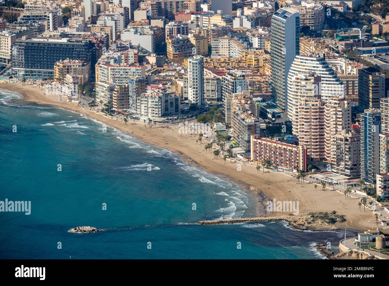 Una vista de ángulo alto de la playa en Calpe España. Foto de stock