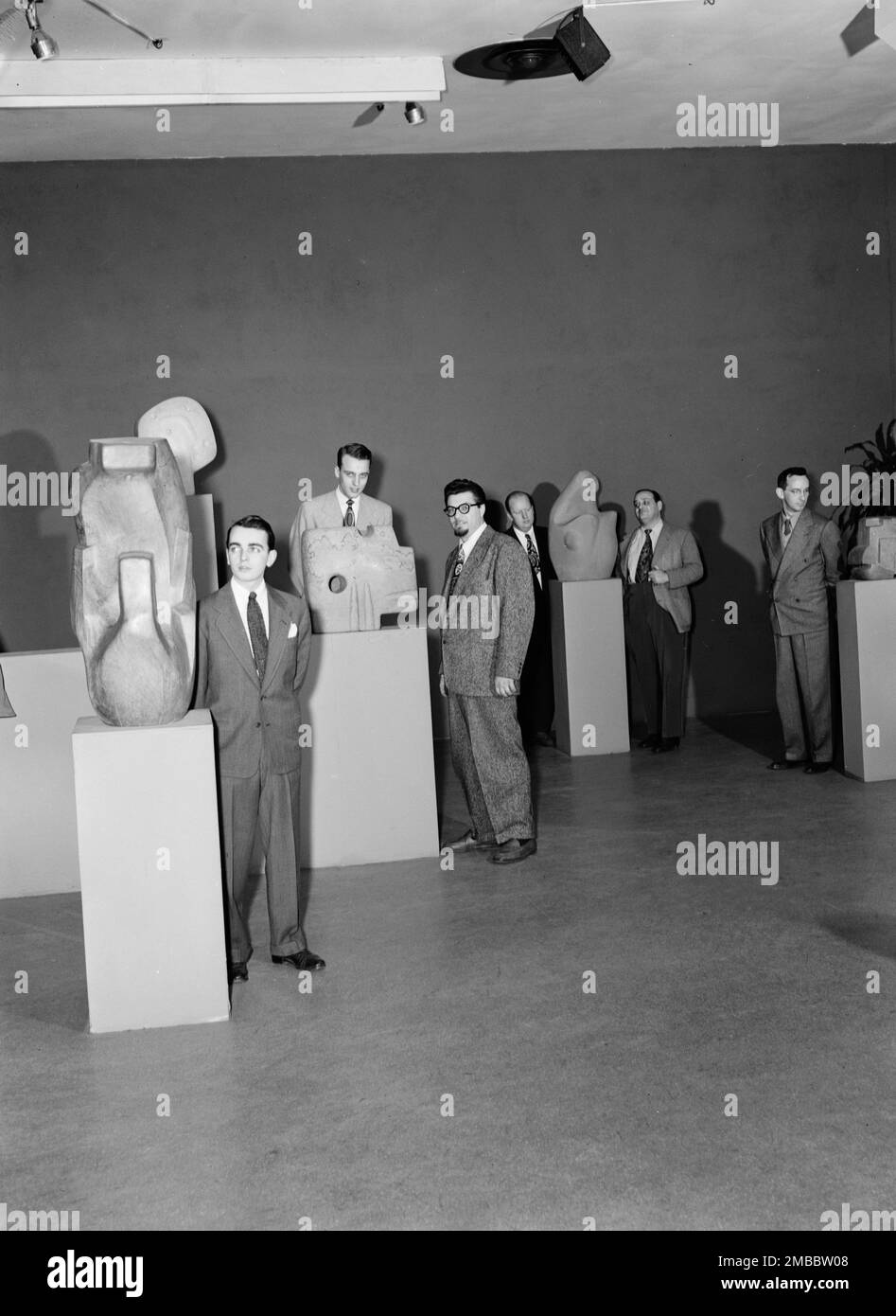 Retrato de Ralph Burns, Neal Hefti, George Handy, Edwin A. Finckel, Johnny Richards, Y Eddie Sauter, Museo de Arte Moderno, Nueva York, N.Y., ca. Marzo de 1947. Foto de stock