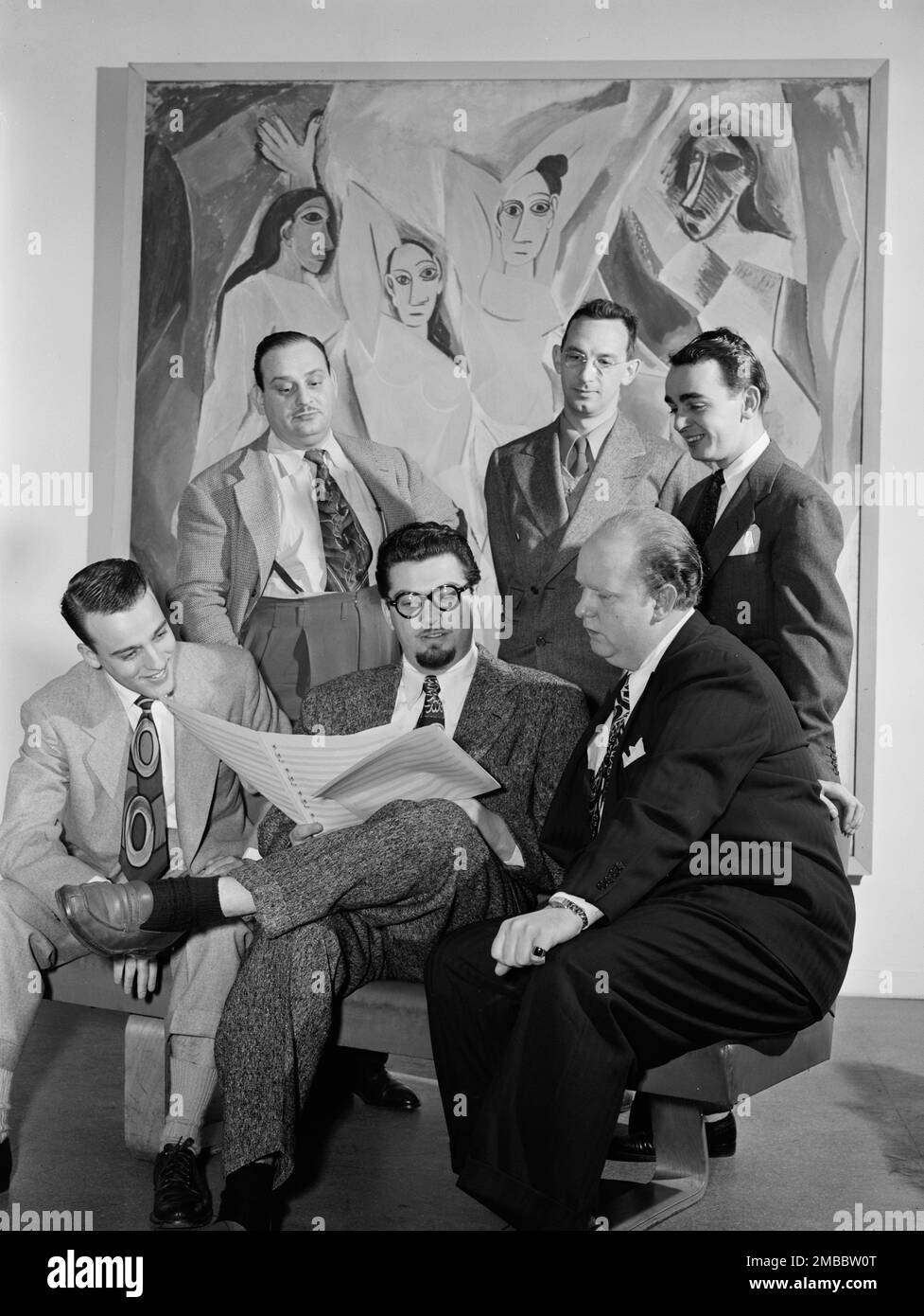 Retrato de Johnny Richards, Eddie Sauter, Ralph Burns, Neal Hefti, George Handy, Y Edwin A. Finckel, Museum of Modern Art, New York, N.Y., Ca. Marzo de 1947. Foto de stock