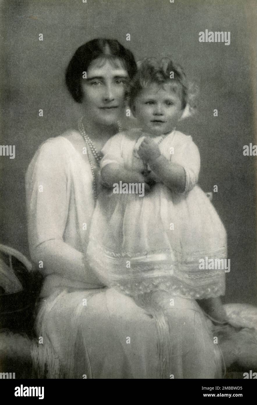 'Madre e hija 1927', 1947. La futura reina Isabel II con su madre, la