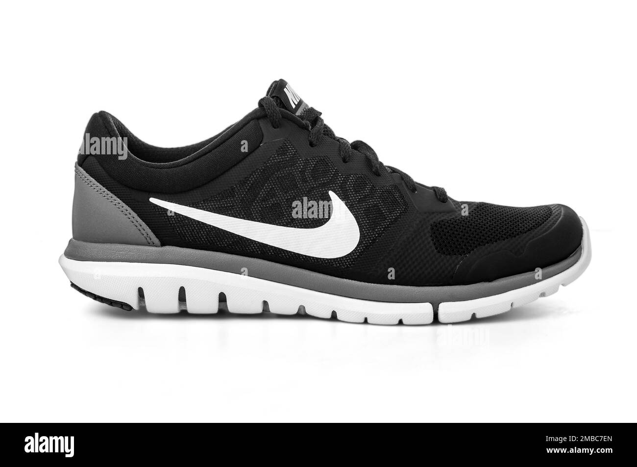 Zapatos negros de nike Imágenes de stock en blanco negro - Alamy