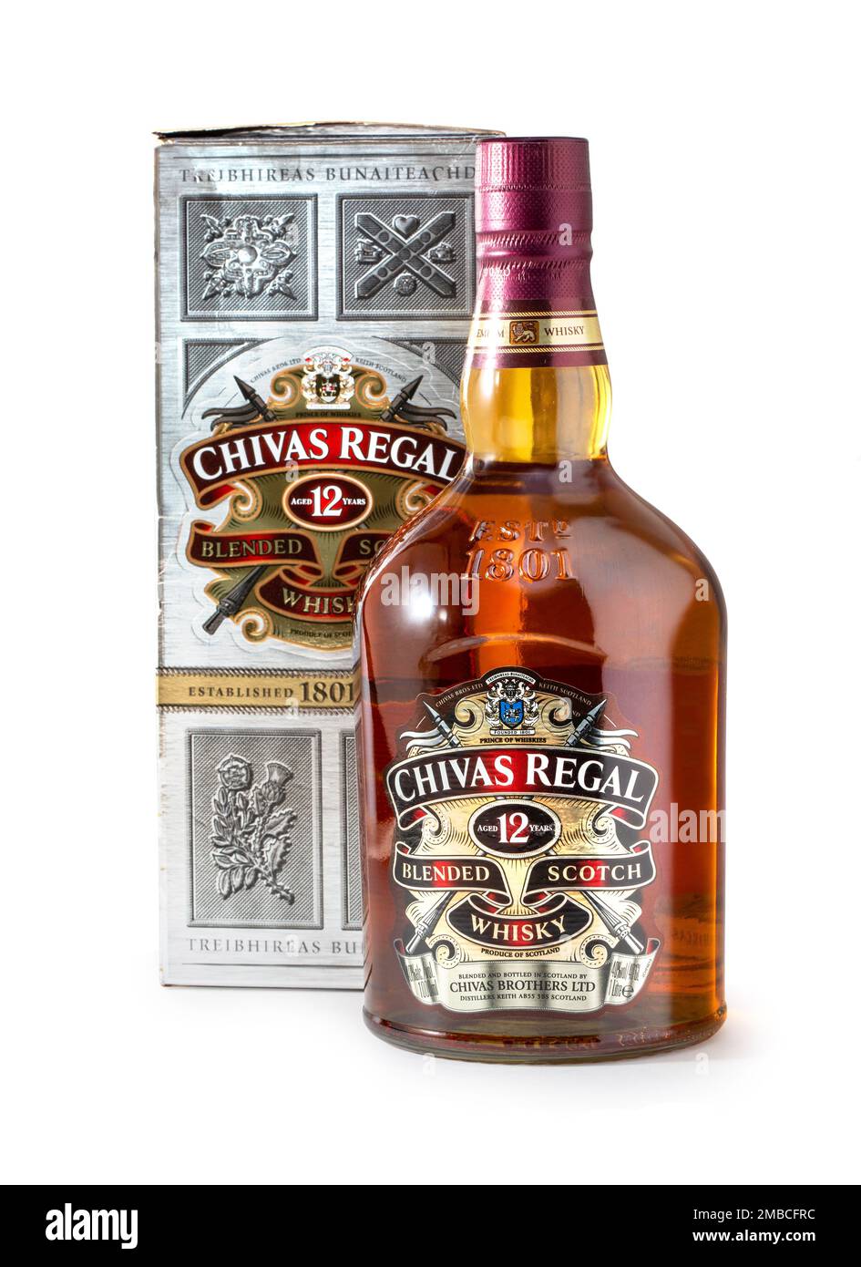 Anapa, Rusia, 15 de agosto de 2018: Botella de whisky escocés mezclado Chivas Regal. whisky escocés de 12 años. Fabricado en Escocia. Botella de whisky aislado Foto de stock