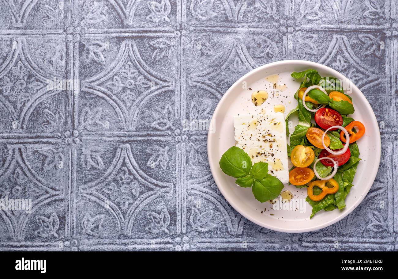 Fotografía de alimentos: Ensalada de feta, verdura, tomate, pepino, cebolla, lechuga, romana, salsa, pimiento Foto de stock