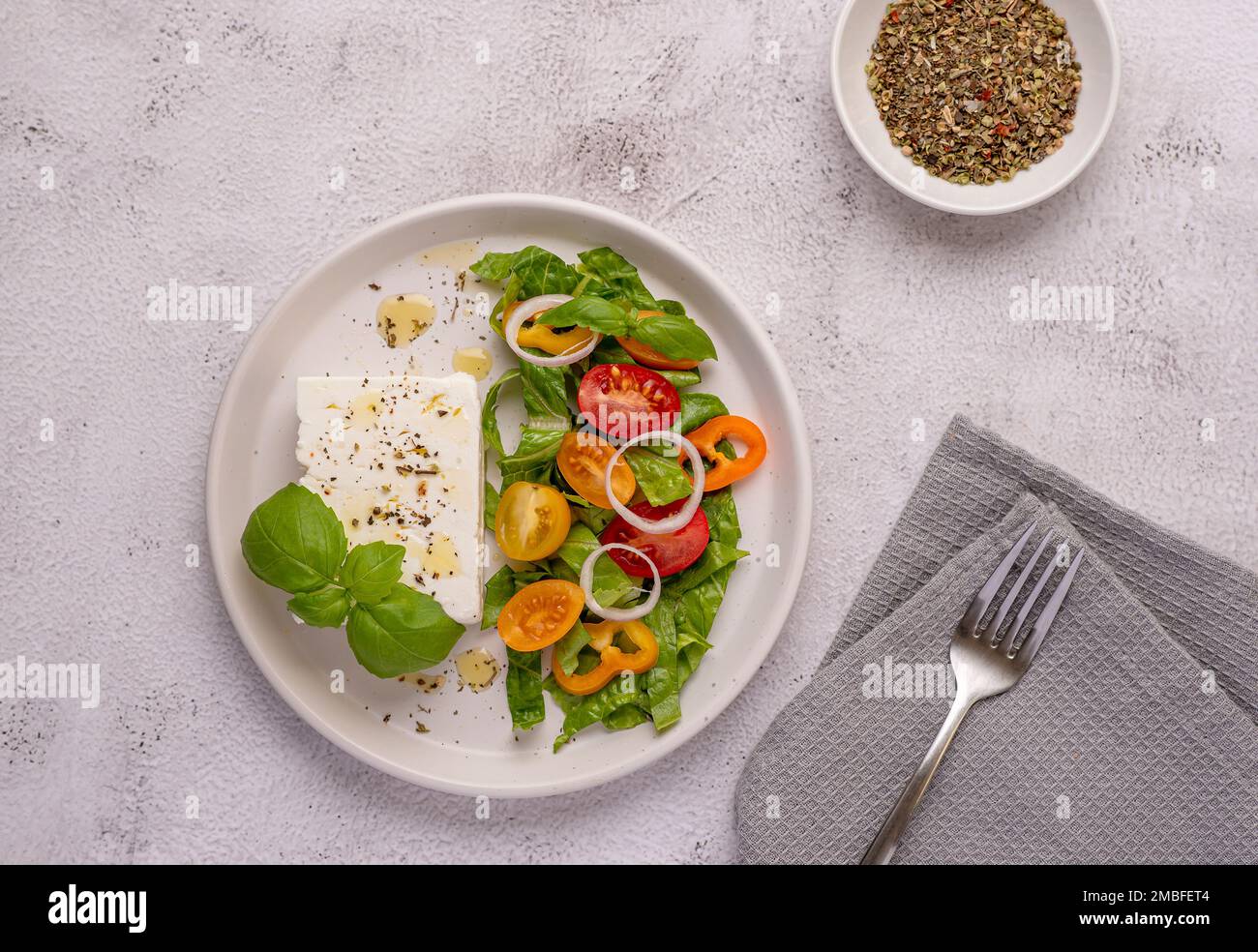Fotografía de alimentos: Ensalada de feta, verdura, tomate, pepino, cebolla, lechuga, romana, salsa, pimiento Foto de stock
