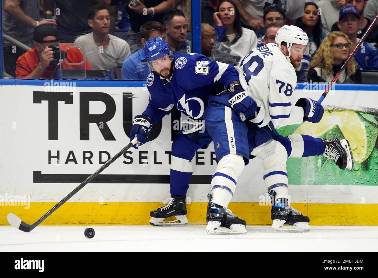 Tampa Bay Lightning right wing Nikita Kucherov (86) gets around a check