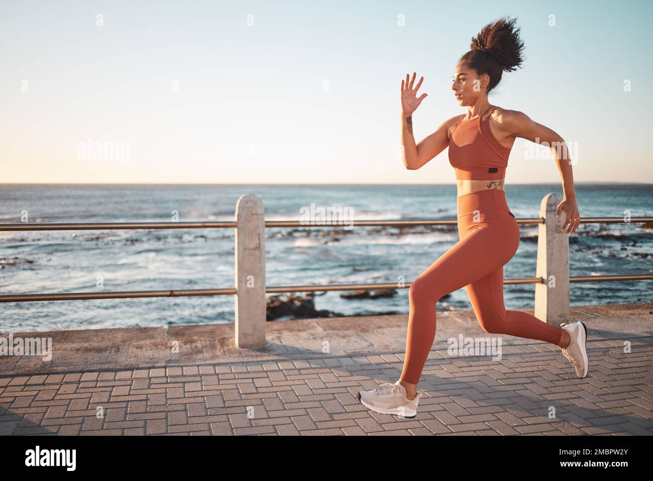 Sprint, running y entrenamiento de mujer en la playa para fitness, cardio y  ejercicio en Tailandia. Compromiso, deporte y corredor latino en el paseo  marítimo Fotografía de stock - Alamy