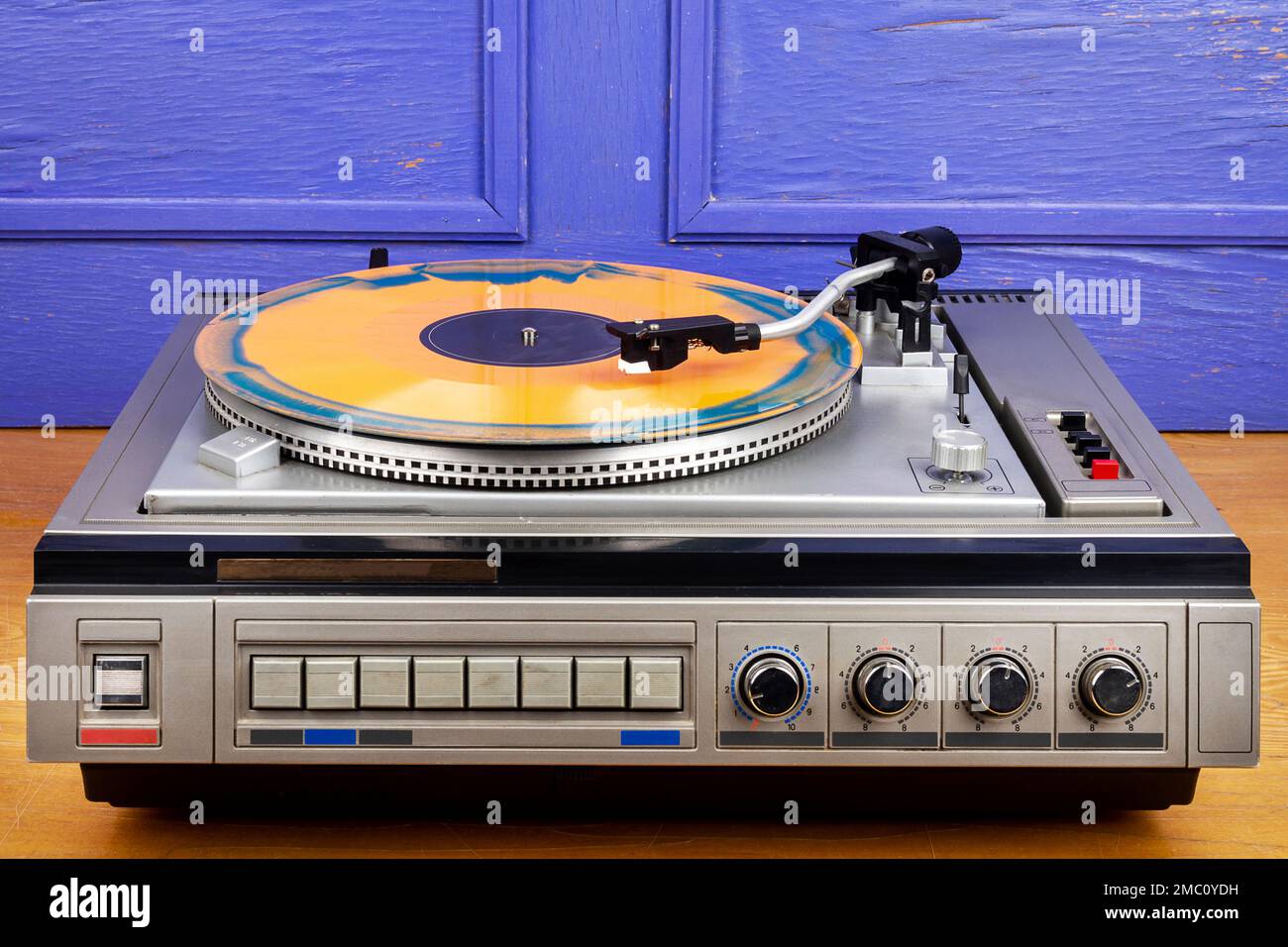 Tocadiscos de vinilo con vinilo azul y naranja sobre una mesa Fotografía de  stock - Alamy