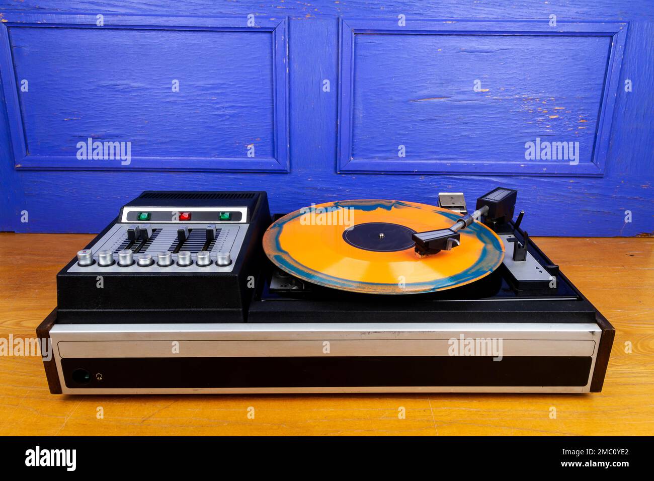 Tocadiscos de vinilo con vinilo azul y naranja sobre una mesa Fotografía de  stock - Alamy