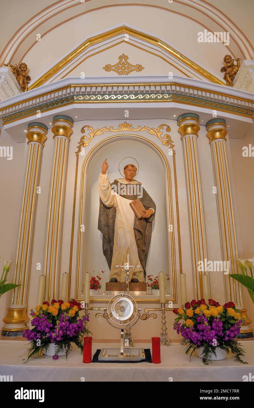 Figura de San Vicente sobre el altar de la ermita de San Vicent en Captivador o Captivador, municipio de La Nucia, provincia de Alicante Foto de stock