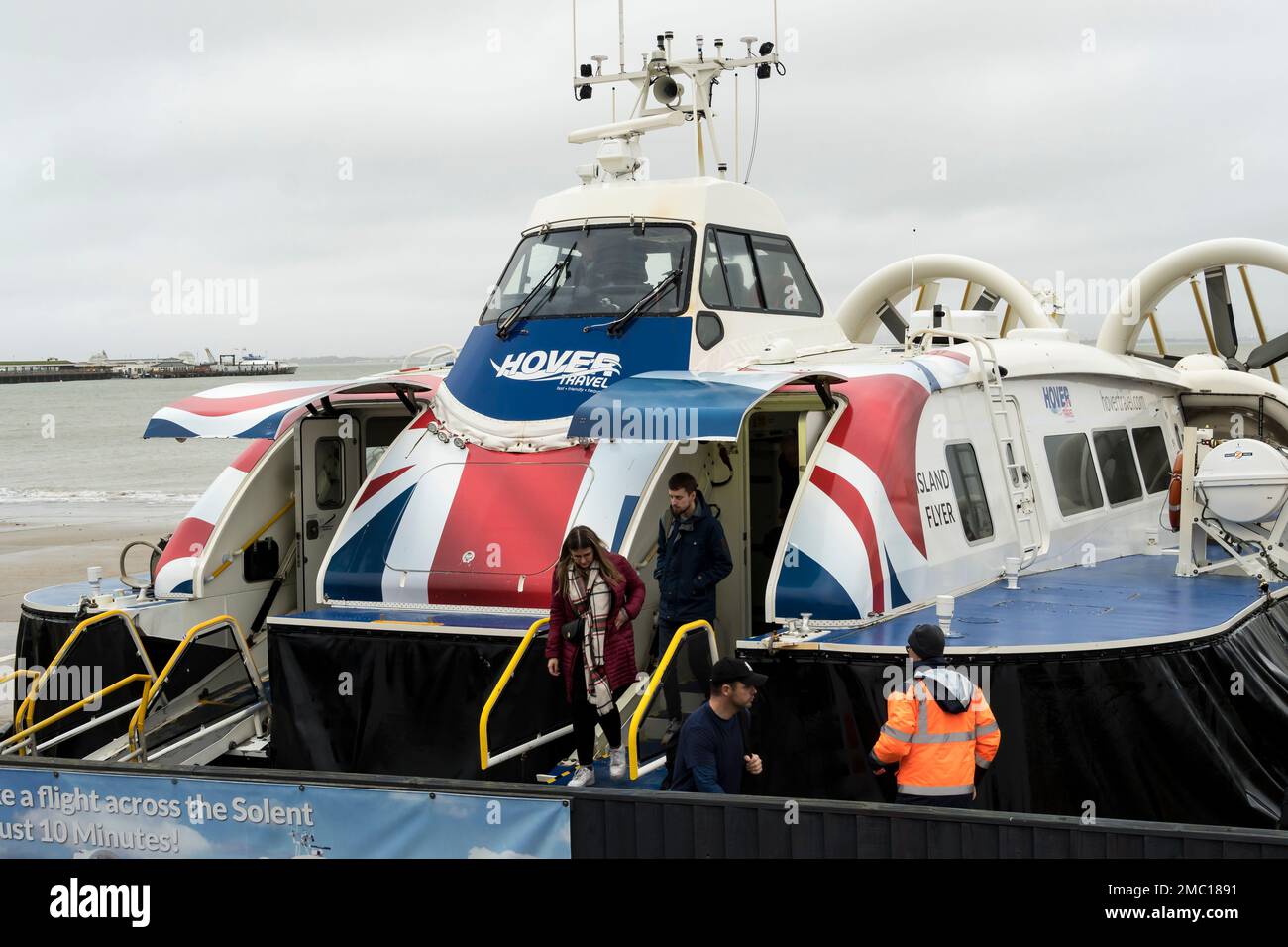 Pasajeros que desembarcan de la nave flotante island flyer fotografías