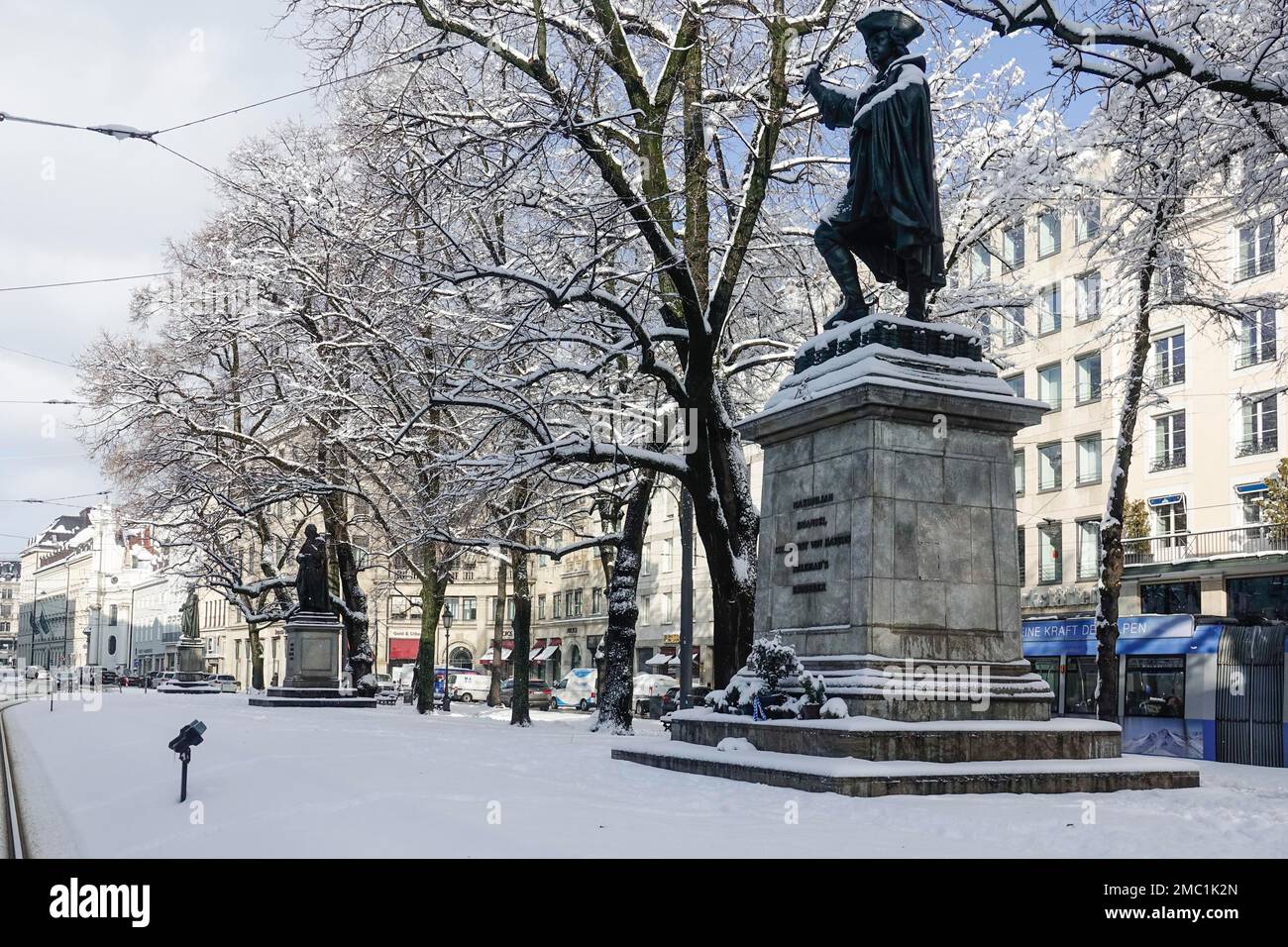 Plaza del paseo con monumento a Maximiliano Emanuel Elector de Baviera, cubierto de nieve en invierno, Munich, Baviera, Alta Baviera, Alemania Foto de stock