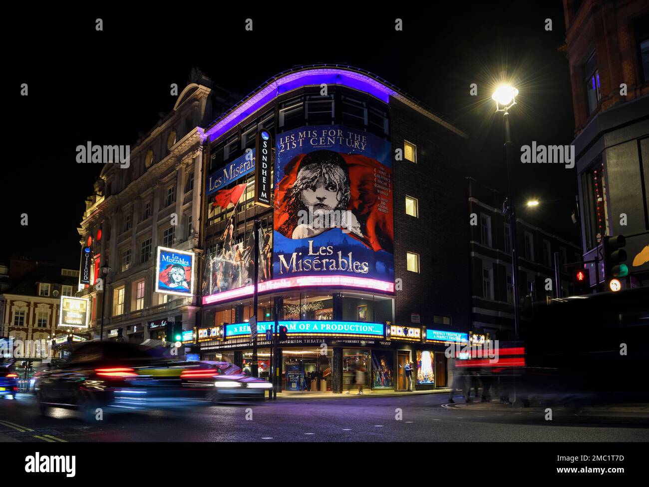 Tráfico por la noche fuera del Teatro Sondheim, Les Miserables, Musical, West End, Londres, Inglaterra, Reino Unido Foto de stock