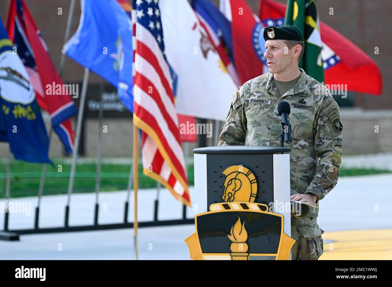 General de División Patrick B. Roberson, comandante, EE.UU El Centro y Escuela de Guerra Especial John F. Kennedy del Ejército, habla durante una ceremonia de corte de cinta para dedicar los dos edificios más nuevos en el campus de USAJFKSWCS en Fort Bragg, Carolina del Norte, el 23 de junio de 2022. Chapman Hall, llamado así por SFC Nathan R. Chapman, albergará habilidades avanzadas, cursos de red, cinco cuarteles generales de batallones de entrenamiento y seis cuarteles generales de la compañía. Volckmann Hall, llamado así por BG Russell W. Volckmann, contendrá la sede de SWTG(A) 1st, el Instituto de Oficiales de Orden y el Curso de Oficiales de Fuerzas Especiales. Foto de stock