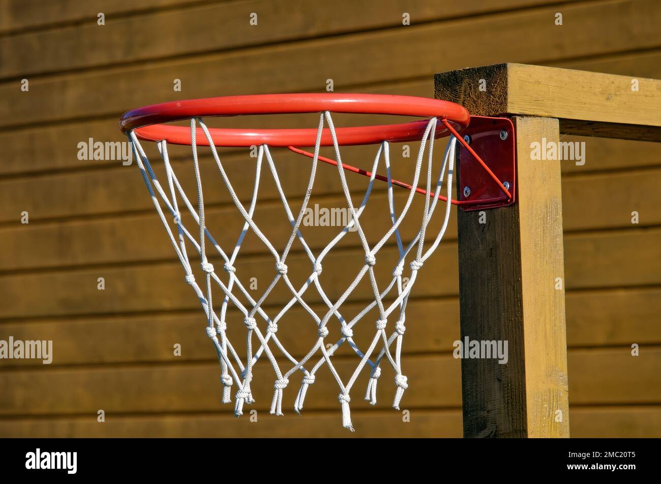 aro de baloncesto en un escudo casero, en el pueblo Fotografía de stock -  Alamy
