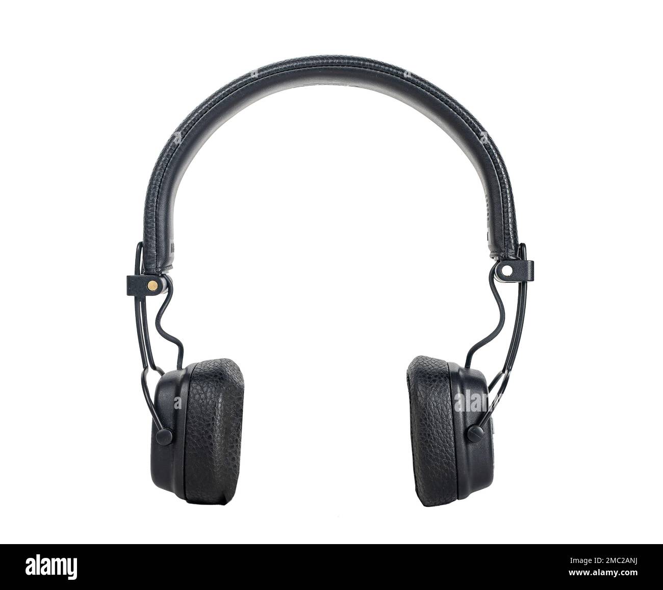 Un primer plano de los auriculares inalámbricos Marshall marrones sobre  fondo blanco Fotografía de stock - Alamy