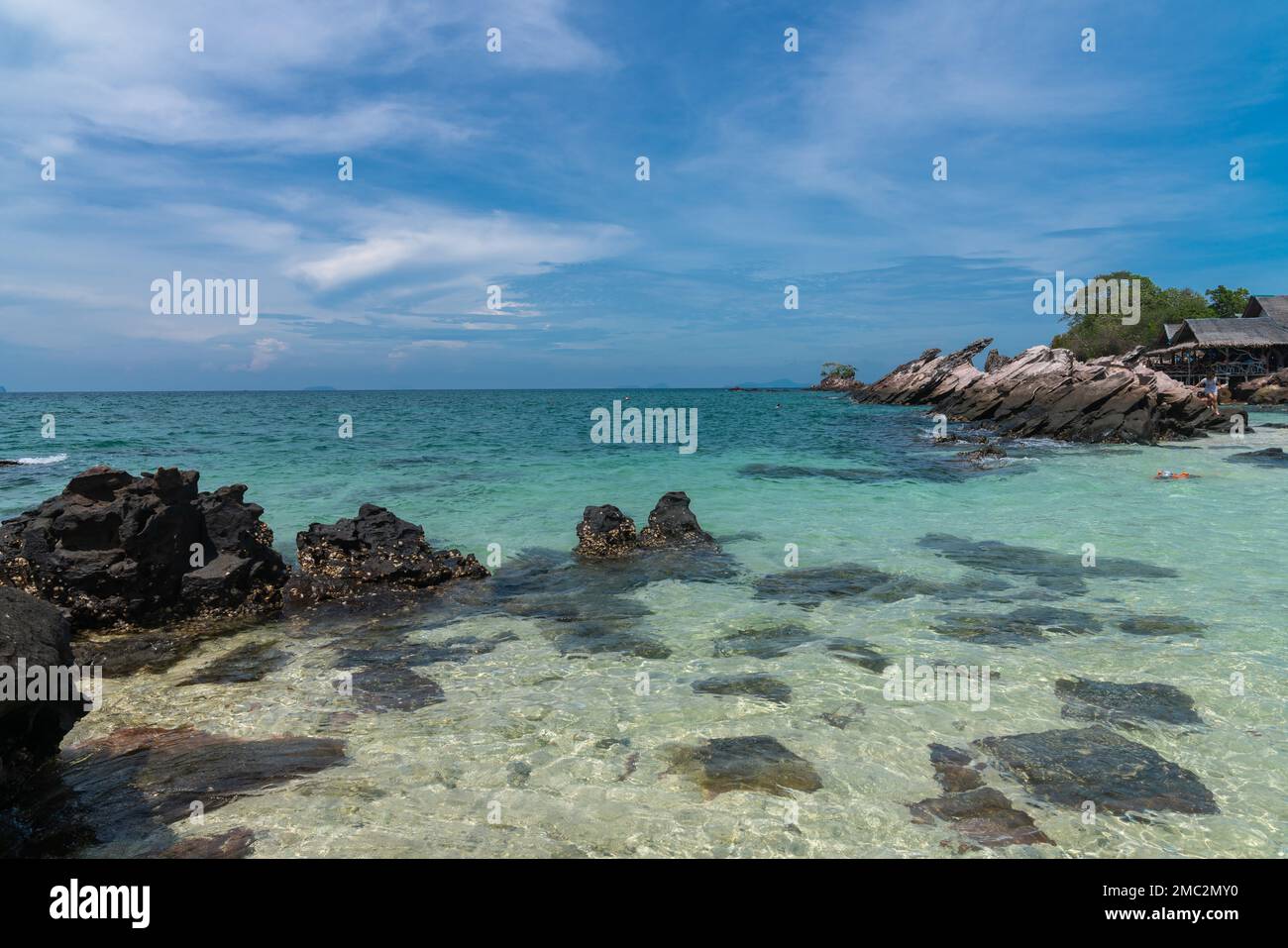 La belleza del día de playa de la isla de diamantes azules de Tailandia  Fotografía de stock - Alamy