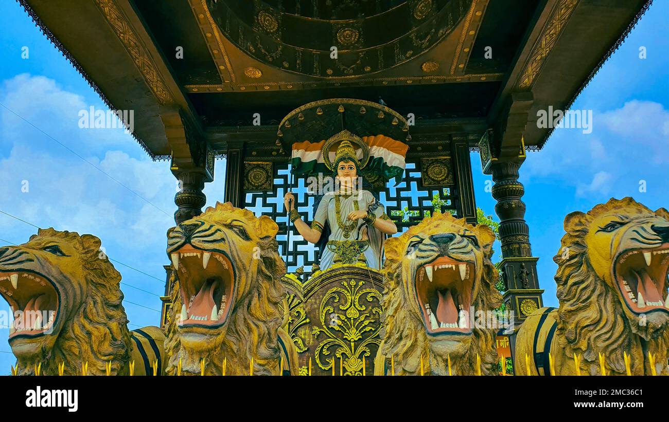 Un primer plano de Bharat Mata y la estatua de los leones contra el cielo  azul Fotografía de stock - Alamy