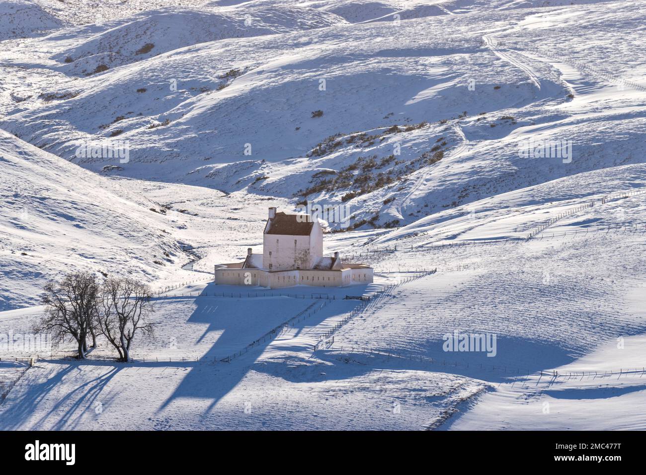 Castillo de Corgarff Parque Nacional Cairngorms Aberdeenshire Escocia La construcción del castillo en invierno y colinas de nieve Foto de stock