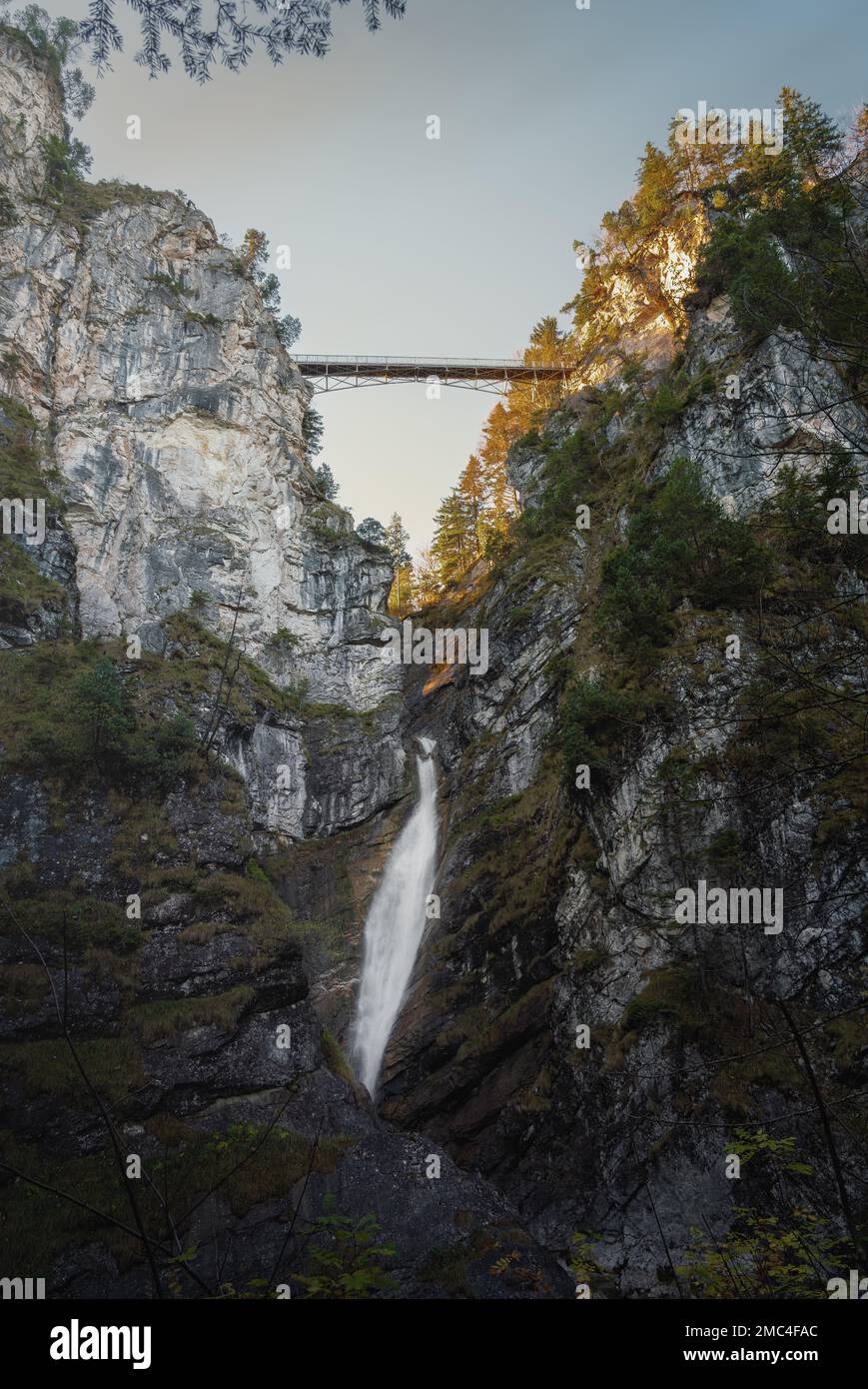 Puente Marienbrucke y cascada de Pollat Gorge cerca de Fussen - Schwangau, Baviera, Alemania Foto de stock