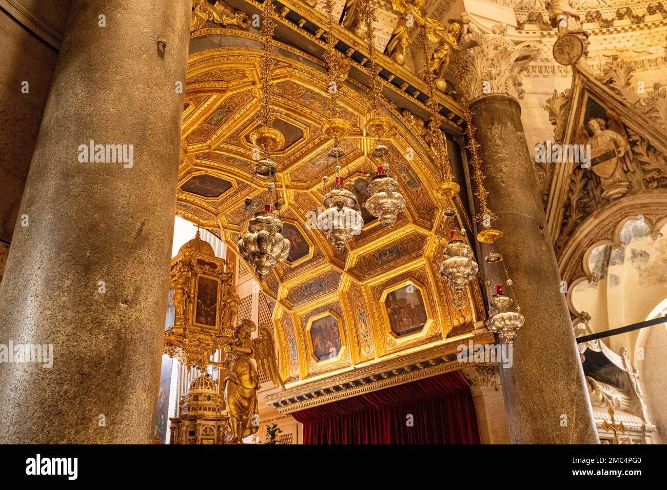 Interior o Catedral de San Domnius, Split Foto de stock