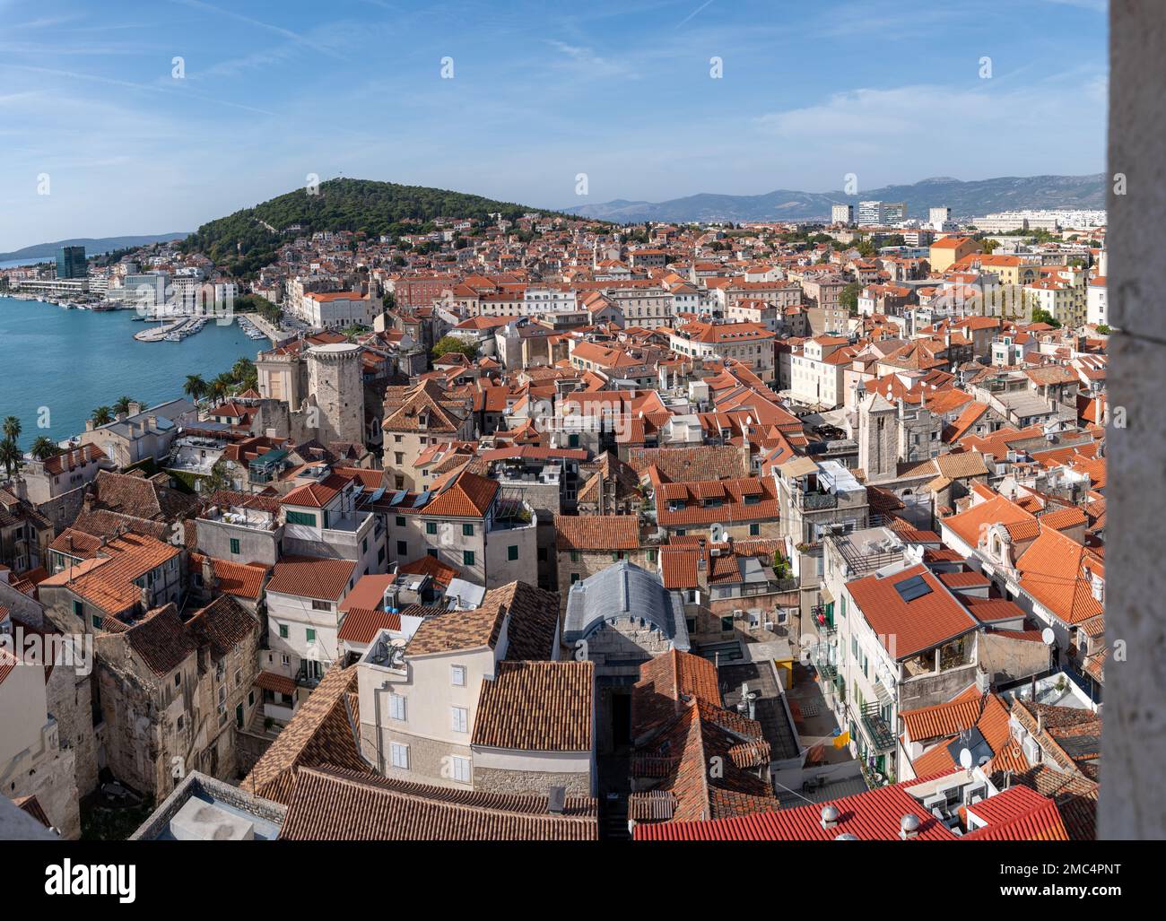 Vista a través de los tejados del casco antiguo de Split, Croacia Foto de stock