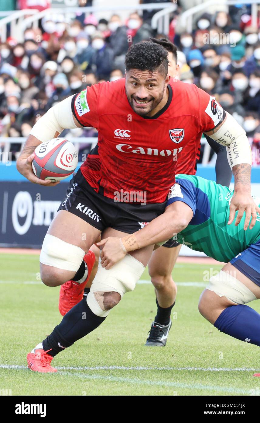 Yokohama, Japón. 21st de enero de 2023. Amanaki Lelei Mafi lleva el balón a la  zona final para anotar un intento durante el partido de la Liga de Rugby de  Japón contra