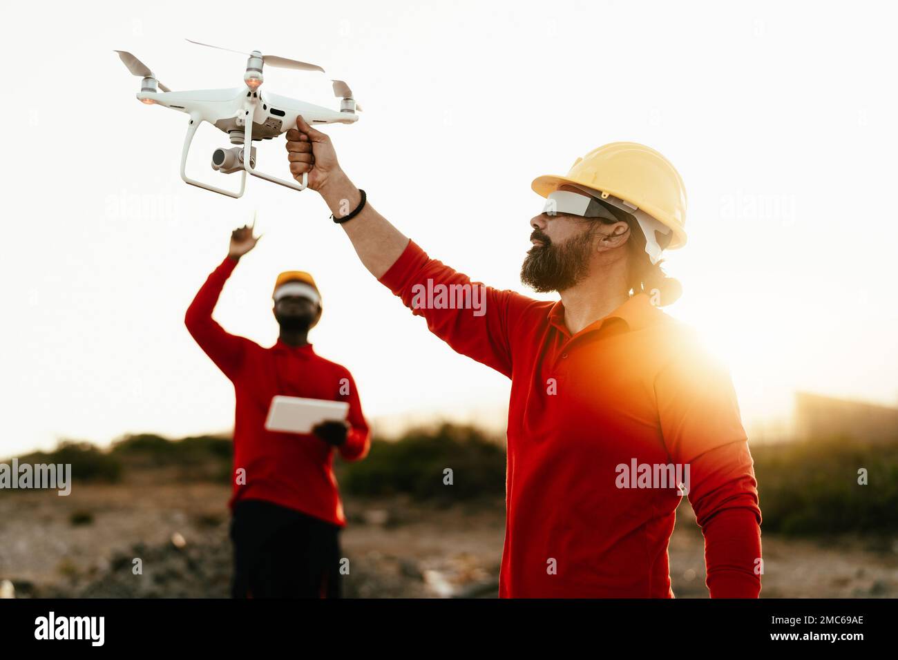 Ingeniero de drones que trabaja con gafas futuristas en el sitio de construcción: Ingeniería aérea y concepto de tecnología innovadora Foto de stock