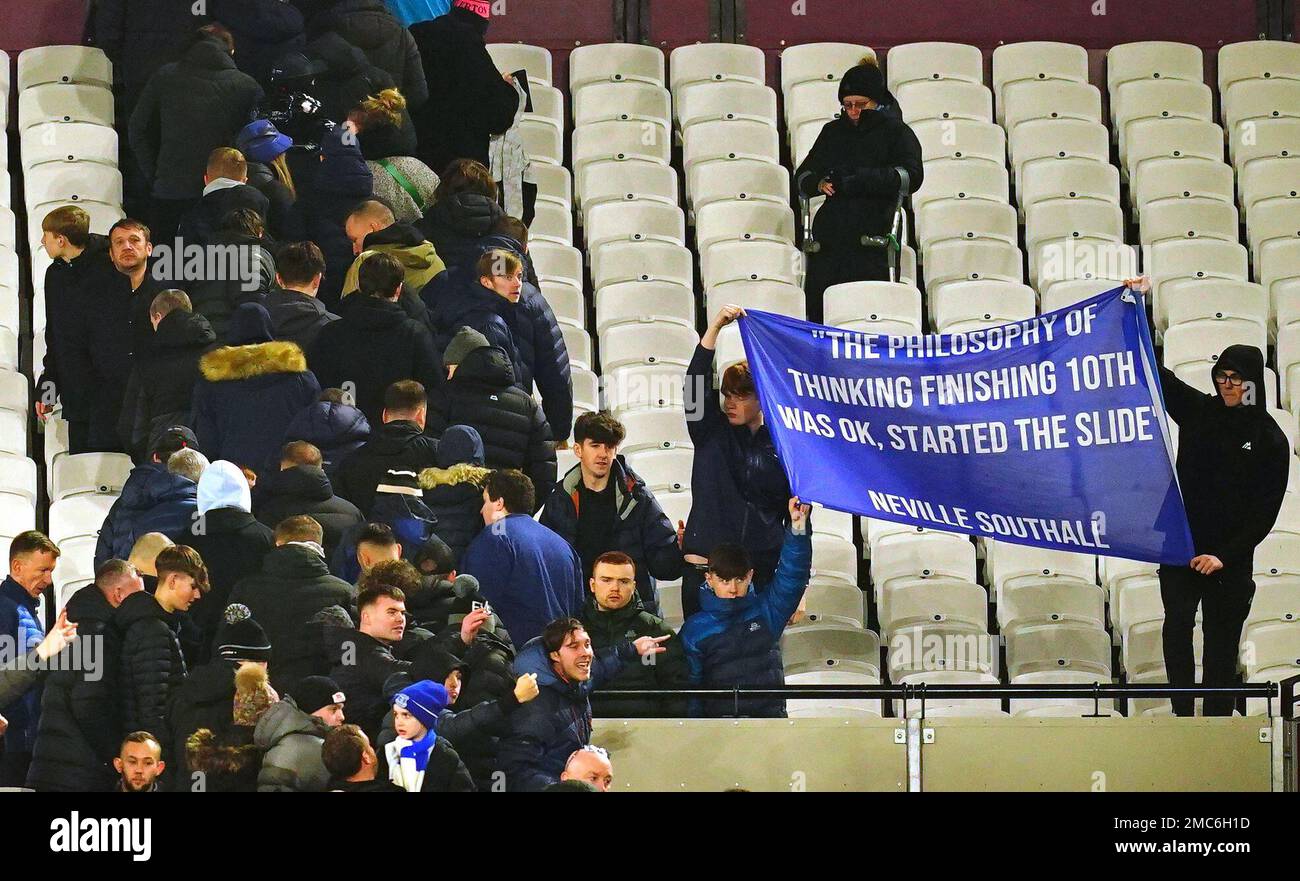 Los fanáticos del Everton sostienen pancartas de protesta después del partido de la Premier League en el Estadio de Londres, Londres. Fecha de la foto: Sábado 21 de enero de 2023. Foto de stock