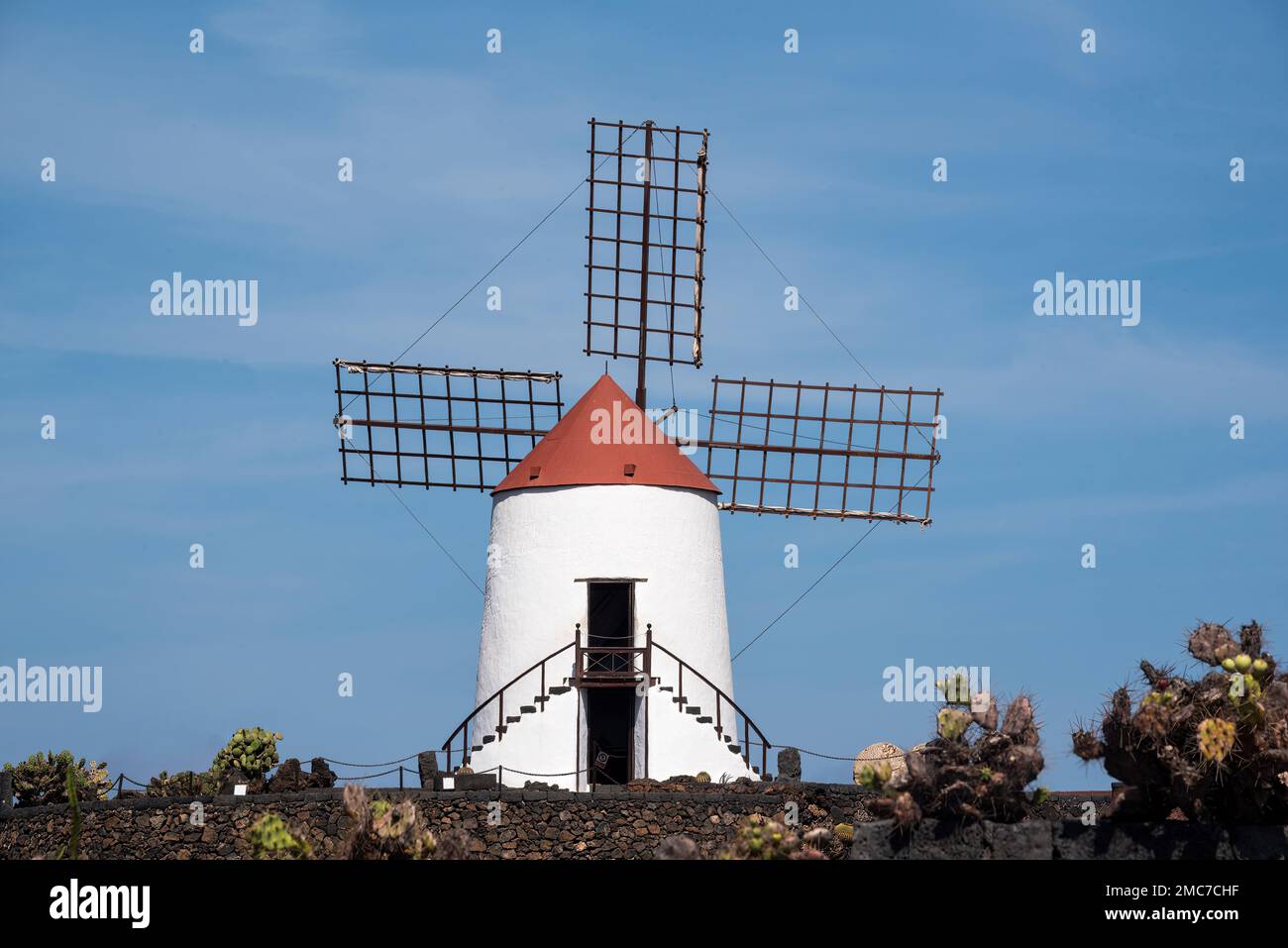 Antiguo molino de viento restaurado en la atracción Cactus Garden en Lanzarote, Islas Canarias, España. Foto de stock