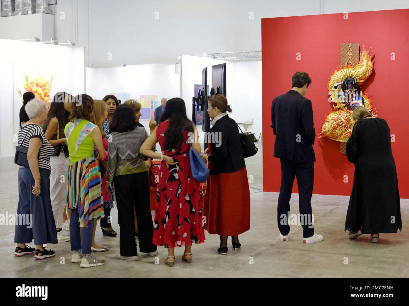 Los visitantes recorren una exposición durante una presentación de prensa de la feria de arte ART SG en Singapur el 11 de enero de 2023. REUTERS/Edgar Su Foto de stock