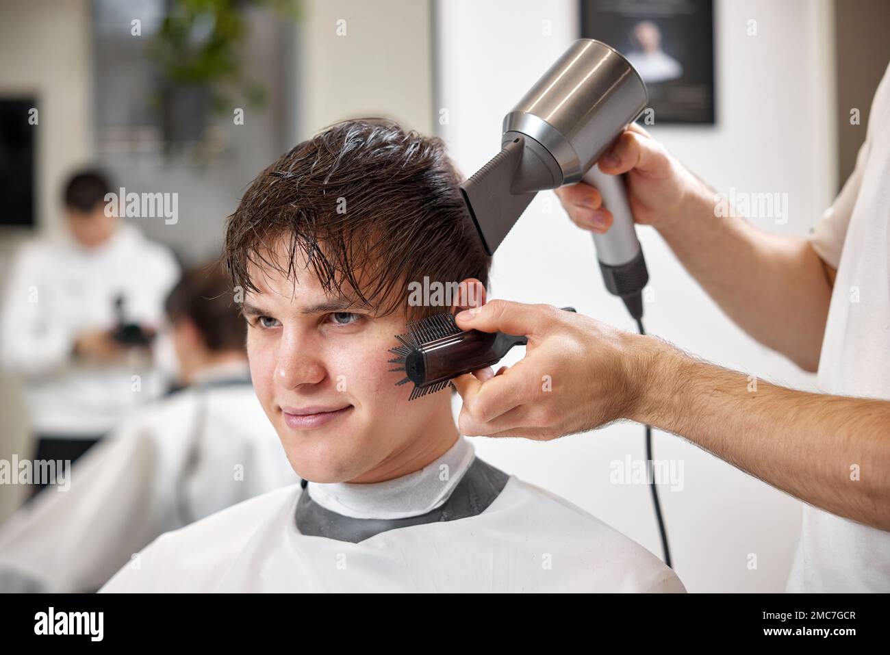 Hombre Cortando El Pelo En La Barbería. Barbero Profesional En Proceso De  Trabajo. Estilo De Autocuidado De Belleza Moda Cuidado D Foto de archivo -  Imagen de profesional, hermoso: 231459578