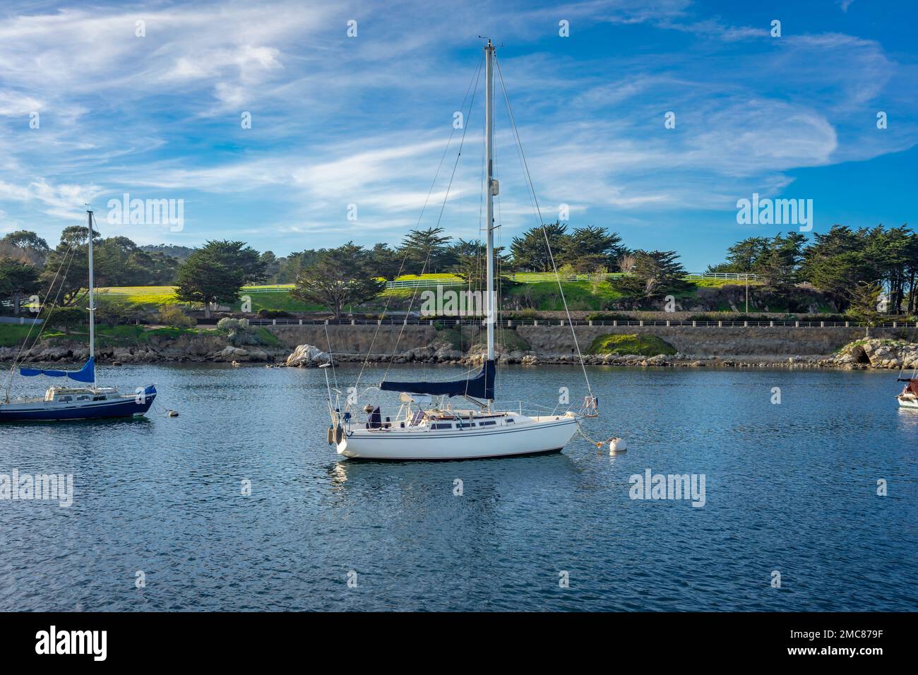 Un velero atracado en el puerto de Monterey en California Foto de stock