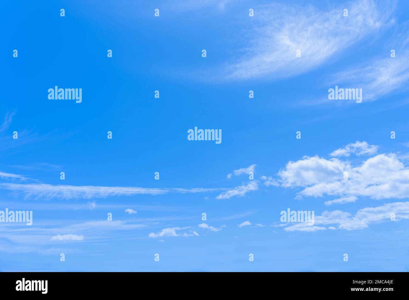 Cielo azul con nubes blancas de diferentes formaciones. Foto de stock