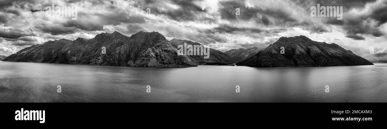 Vista dramática tormentosa de la bahía a mitad de camino como panorama aéreo del lago Wakatipu en Otago de Nueva Zelanda Isla Sur cerca de Queenstown - paisaje de montaña escénico Foto de stock