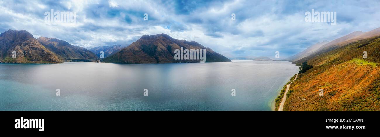 Panorama aéreo derecho del lago Wakatipu en Otago de la isla sur de Nueva Zelanda cerca de Queenstown - paisaje de montaña escénico. Foto de stock