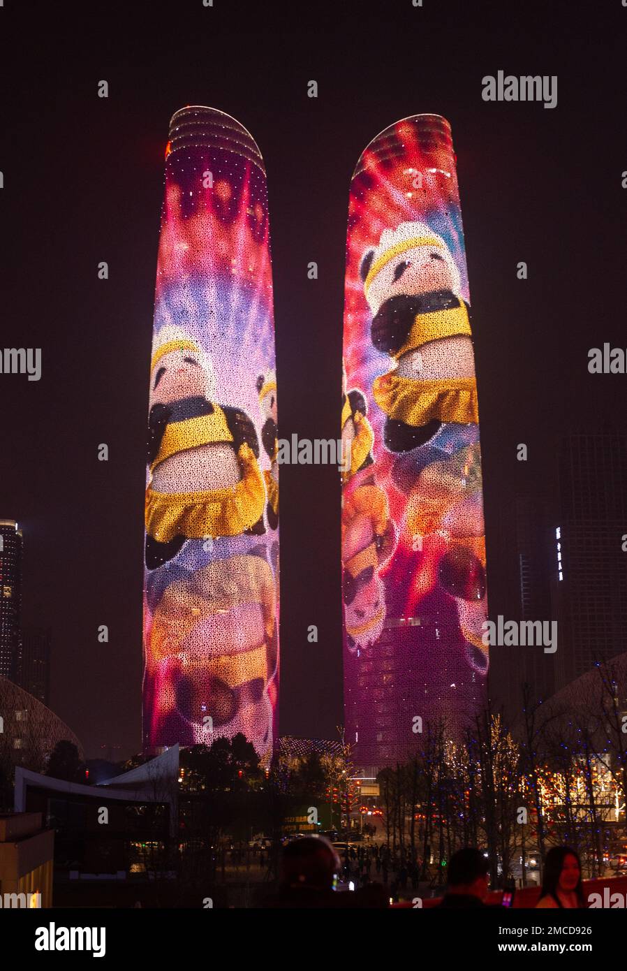 CHENGDU, CHINA - 21 DE ENERO de 2023 - Ciudadanos ven un espectáculo de  luces sobre el Año Nuevo Lunar Chino en las Torres Gemelas de la Avenida  Jiaozi en Chengdu, provincia