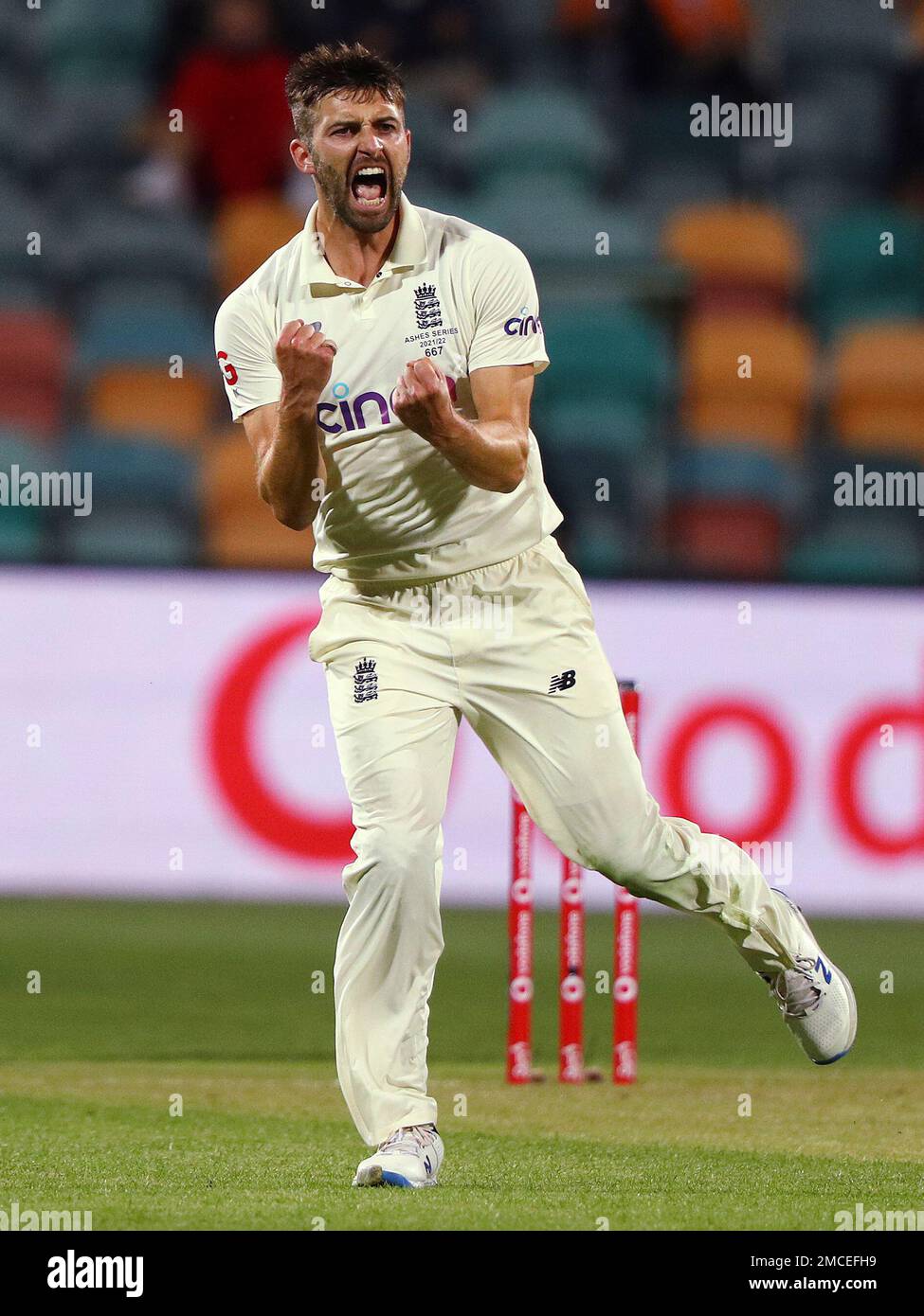 England's Mark Wood celebrates taking the wicket of Australia's Cameron Green during their Ashes cricket test match in Hobart, Friday, Jan. 14, 2022. (AP Photo/Tertius Pickard) Foto de stock