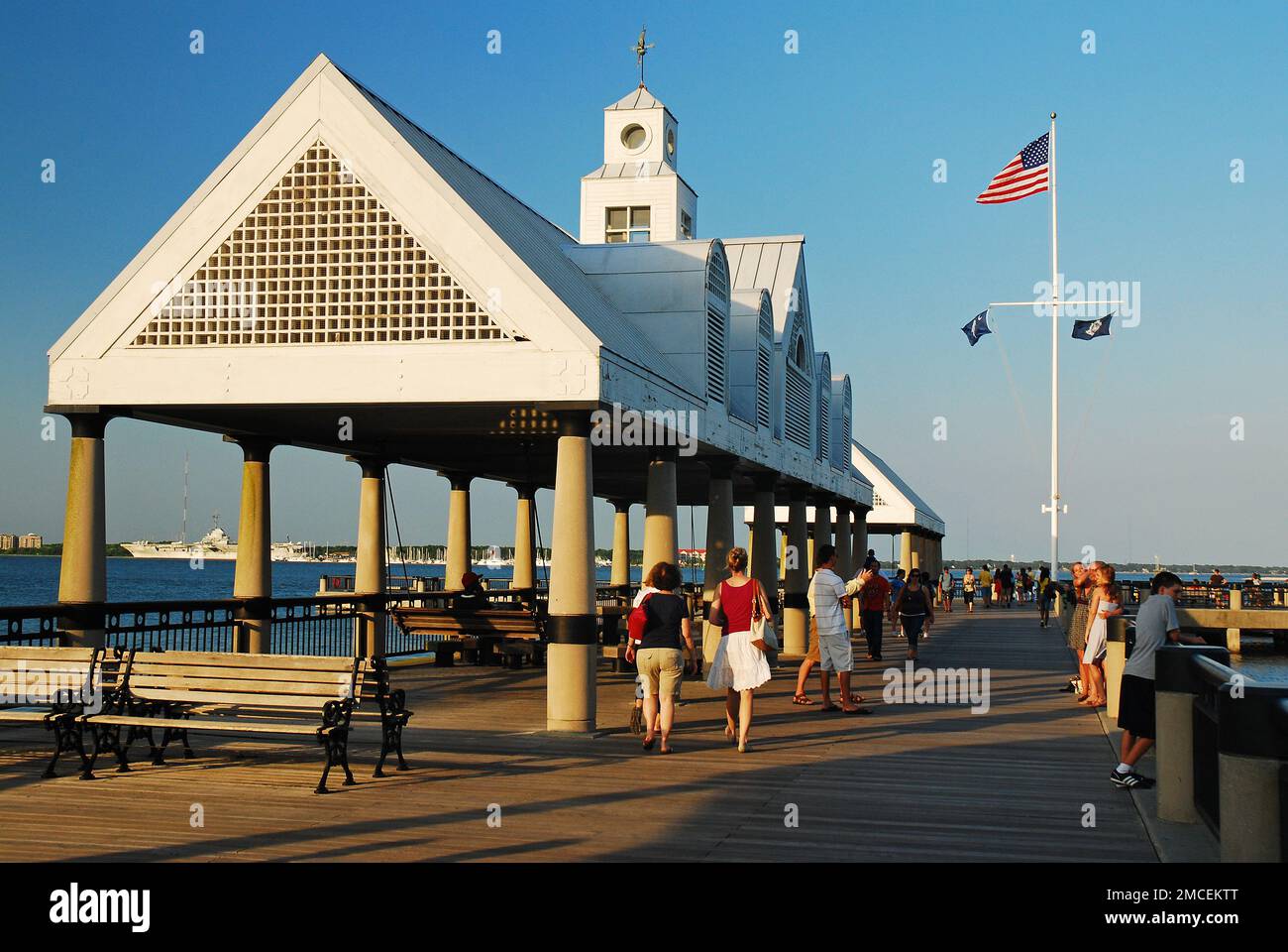 La gente disfruta de una tarde de verano en Vendue Pier en Charleston, Carolina del Sur Foto de stock