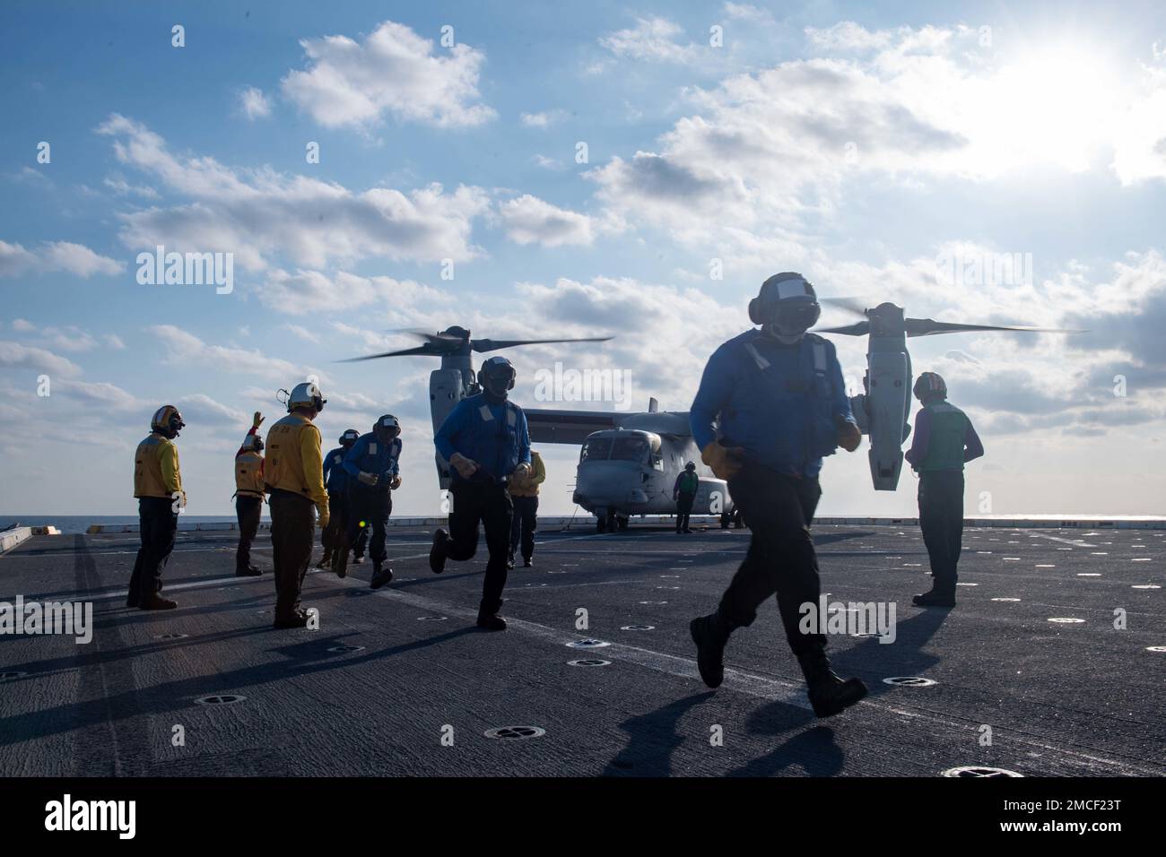 OCÉANO PACÍFICO NORTE (19 de enero de 2023) - Los marineros asignados al buque anfibio USS Green Bay (LPD 20) y los marines asignados a la 31st Unidad Expedicionaria de Marines (MEU) realizan operaciones de vuelo en la cubierta de vuelo del buque. Green Bay está operando en el área de operaciones de la Flota 7th. La flota 7th es EE.UU. La mayor flota numerada desplegada hacia adelante de la Armada, y rutinariamente interactúa y opera con aliados y socios para preservar una región libre y abierta del Indo-Pacífico. (EE. UU Foto de la Marina por el Especialista en Comunicación de Masas 2nd Clase Matthew Cavenaile) Foto de stock