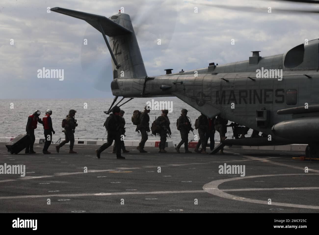 OKINAWA JAPÓN (19 DE DICIEMBRE DE 2022) – EE.UU Infantes de marina y marineros de la Unidad Expedicionaria de la Marina 13th aborden un supersemental CH-53E durante una recuperación táctica de aviones y misiones de personal a bordo del muelle de transporte anfibio USS John P. Murtha (LPD 26), diciembre de 19. Una fuerza en preparación, el MEU 13th entrena para responder rápidamente a las crisis en todos los entornos de dominio a través de la proyección de poder naval. El 13th MEU se embarca con el Grupo Anfibio Listo de la Isla Makin, compuesto por el buque de asalto anfibio USS Makin Island (LHD 8) y los buques anfibios USS Anchorage (LPD 23) y el John P. Mur Foto de stock