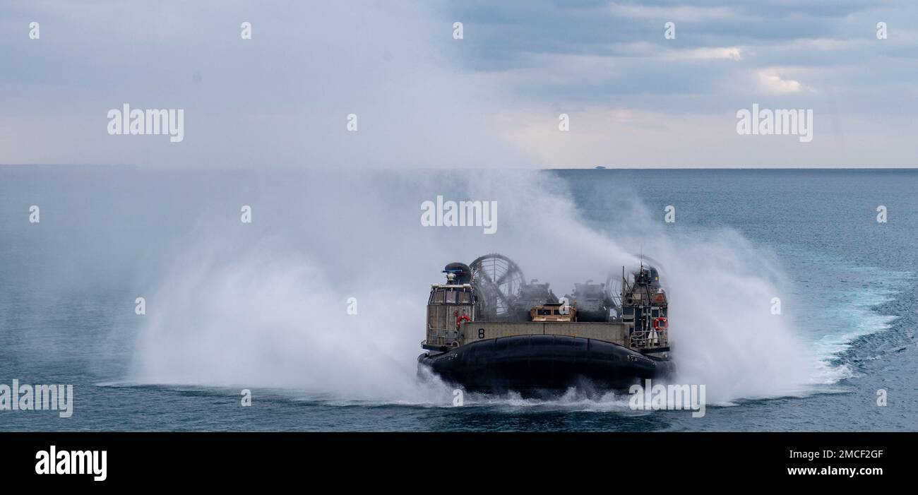 OKINAWA, Japón (18 de enero de 2023) - Un cojín de aire para lanchas de desembarco (LCAC) de la Unidad Naval de Playa (NBU) 7 entra en la cubierta del pozo del buque de transporte anfibio USS Green Bay (LPD 20) durante las operaciones anfibias. Green Bay, parte del Grupo de Ataque Expedicionario 7, junto con la 31st Unidad Expedicionaria de Marines (MEU), está operando en el área de responsabilidad de la Flota 7th de EE.UU. Para mejorar su interoperabilidad con aliados y socios y servir como una fuerza de respuesta lista para defender la paz y la estabilidad en la región Indo-Pacífico. (EE. UU Foto de la Marina por el Especialista en Comunicación de Masas 2nd Clase Matthew Cavenaile) Foto de stock