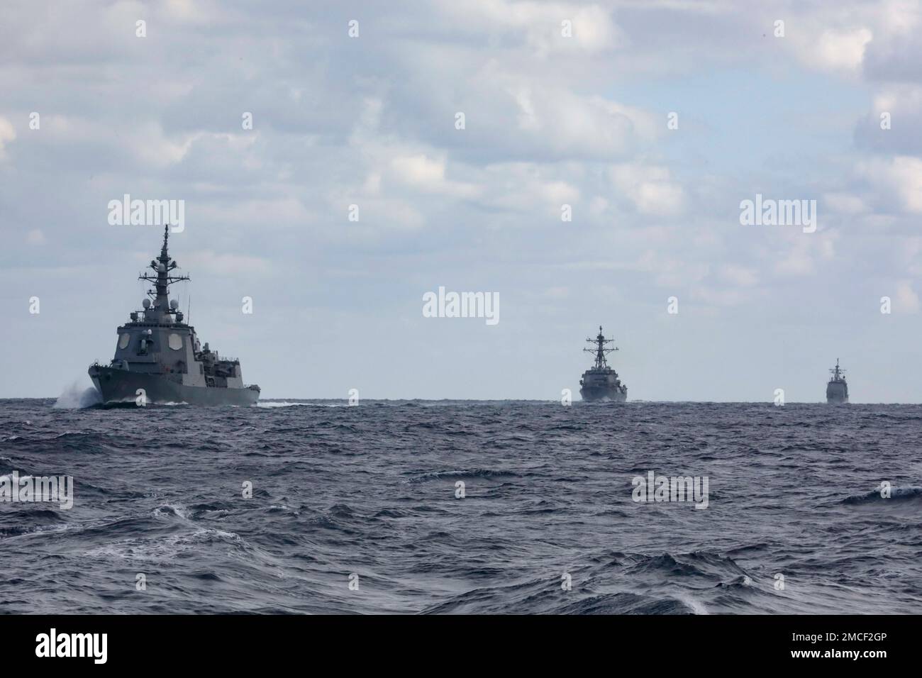 230118-N-BN445-2152 MAR DE FILIPINAS (18 de enero de 2023) El destructor de misiles guiados clase ATAGO de la Fuerza de Autodefensa Marítima Japonesa JS Ashigara (DDG 178), a la izquierda, el destructor de misiles guiados clase Arleigh Burke USS Rafael Peralta (DDG 115), al centro, el crucero de misiles guiados clase Ticonderoga USS Shiloh (CG 67), derecha Y el crucero de misiles guiados clase Ticonderoga USS Chancellorsville (CG 62), no en la foto, vapor en formación en el Mar de Filipinas, enero de 18. Chancellorsville es asignado al Comandante, Fuerza de Tarea 70/Grupo de Ataque de Portaaviones 5 en marcha para preformar operaciones rutinarias en apoyo de un y. Foto de stock