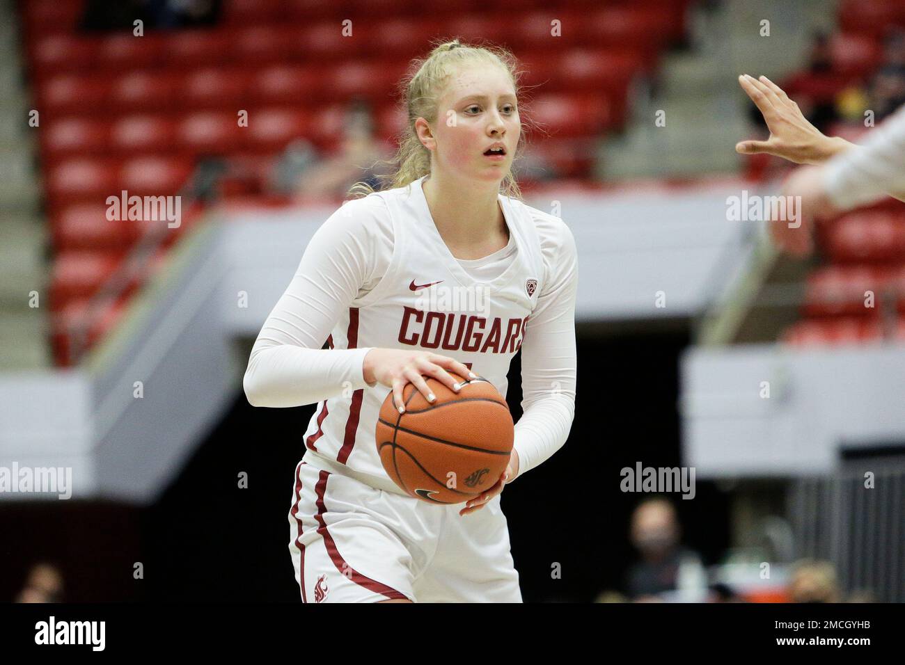 Washington State guard Tara Wallack controls the ball during the second ...