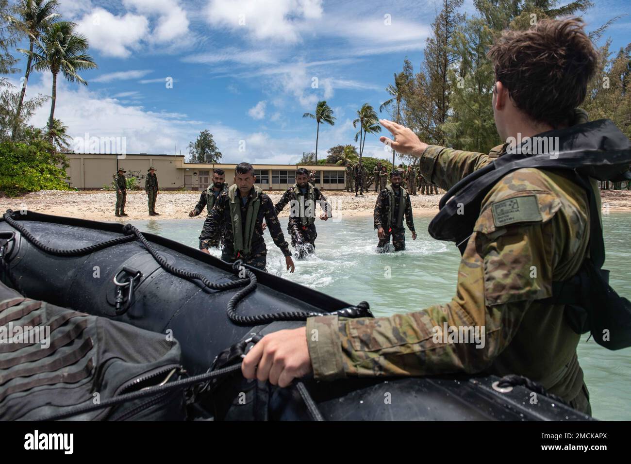 BAHÍA DE KANEOHE, Hawái (6 de julio de 2022) – Soldado del Ejército Australiano Pte. Jackson Pitts, asignado al 2nd.º Batallón, Regimiento Real Australiano (Amphib), pelotón de embarcaciones pequeñas, instruye a los Marines de Sri Lanka, asignados al 1st.º Batallón de Infantería de Marina, para un ejercicio de hombre al agua en un Zodiaco F470.º durante el Borde del Pacífico (RIMPAC) 2022, julio de 6. Veintiséis naciones, 38 barcos, cuatro submarinos, más de 170 aviones y 25.000 personal participan en RIMPAC del 29 de junio al 4 de agosto en las islas hawaianas y el sur de California y sus alrededores. El ejercicio marítimo internacional más grande del mundo, RIMPAC proporciona una t única Foto de stock