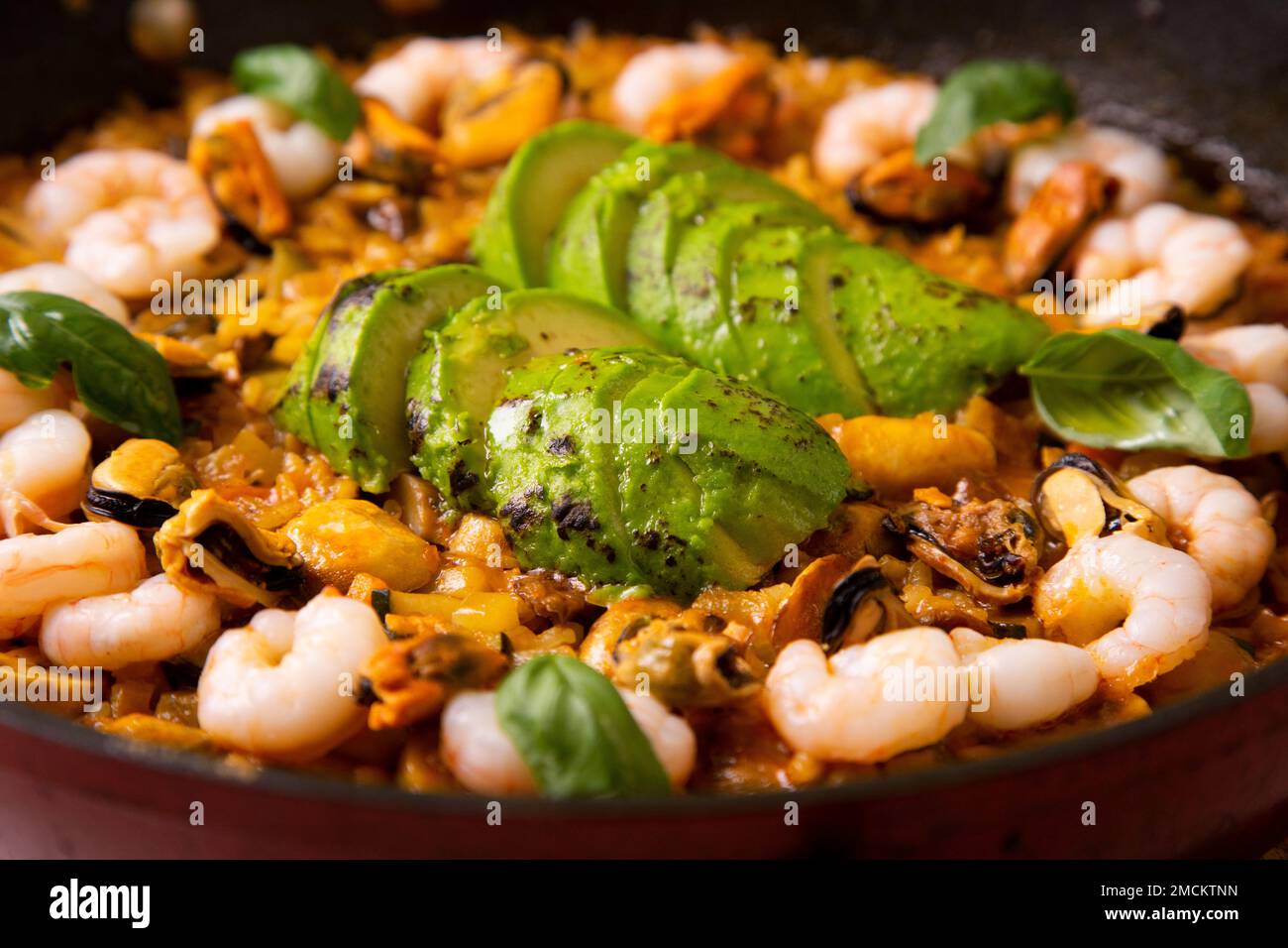 Paella de mariscos con camarones y aguacate. Auténtica receta española