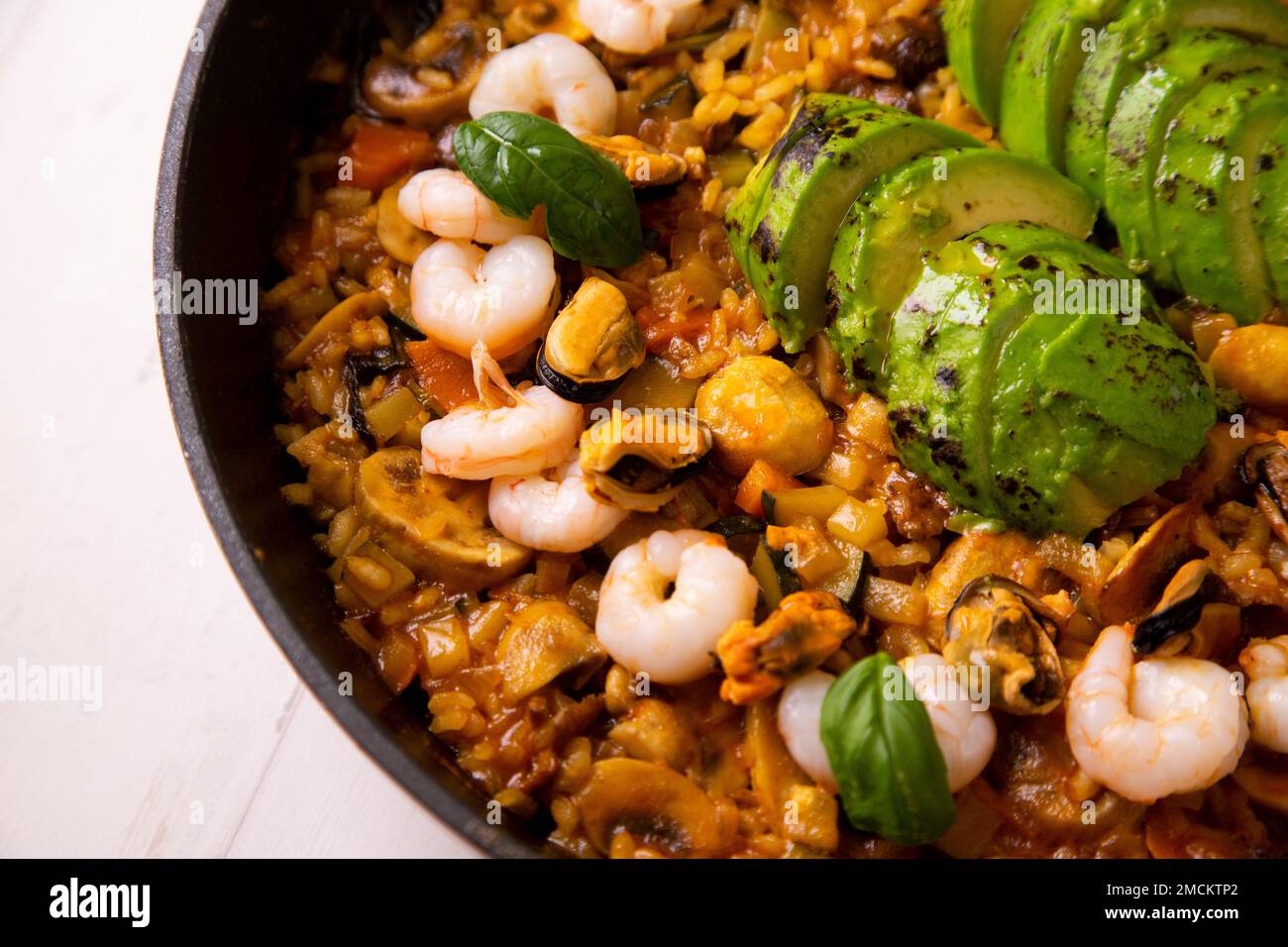 Paella de mariscos con camarones y aguacate. Auténtica receta española