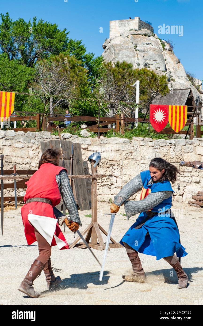 En verano, el castillo de Les Baux-de-Provene está animado por juegos medievales y espectáculos, montañas de Alpilles, Francia Foto de stock